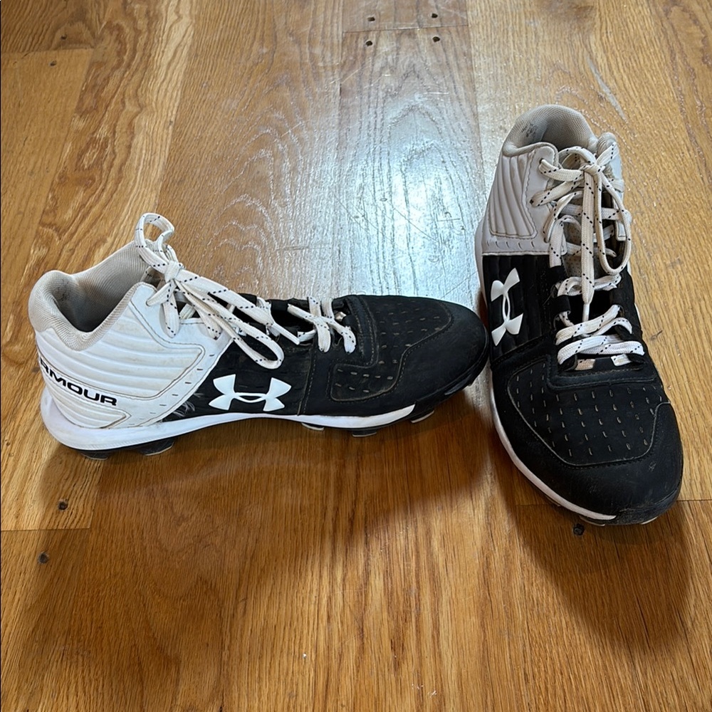 Under Armour Black and White Football Cleats, size 9